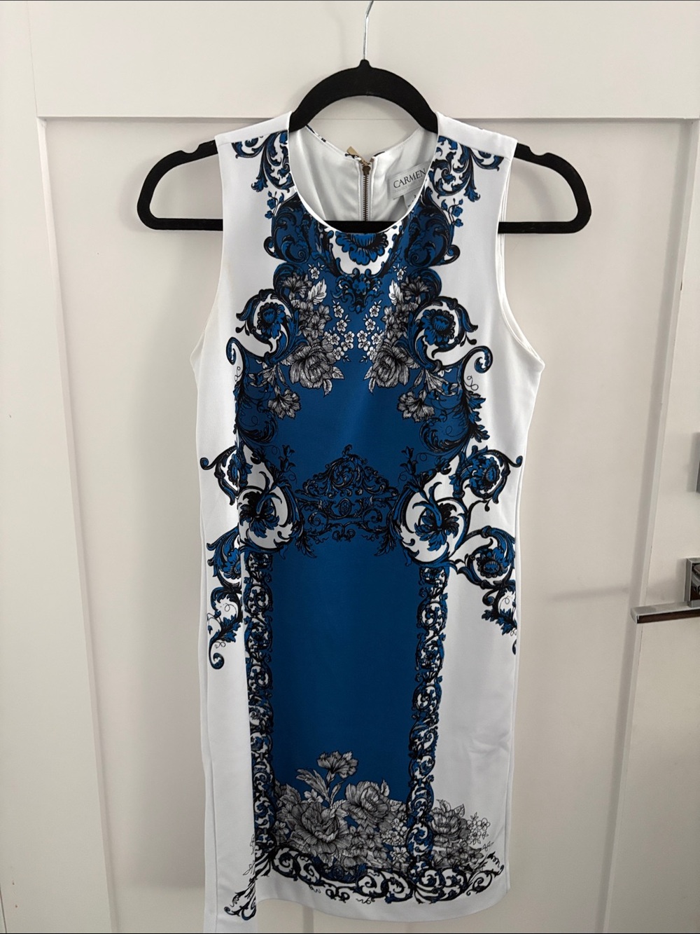 Carmen Marc Valvo White & Blue Printed Midi Sheath Dress